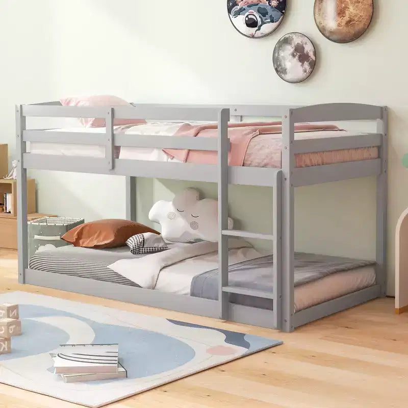 Costway Letto a Castello Basso Doppio con Sponde, Scala Integrata, in Legno per Bambini, Grigio/Bianco/Beige/Rosa